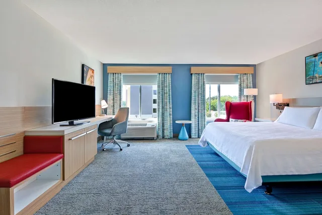 Junior Suite, King Bed, Hilton Garden Inn Jacksonville-Orange Park 2/2