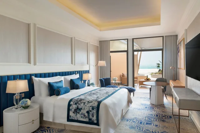 غرفة غراند ديلوكس بسرير كينج بإطلالة على البحر بشرفة، The St. Regis Doha 2/6