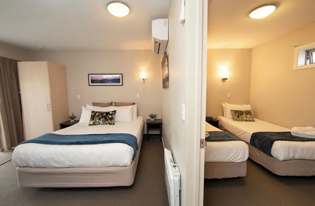 شقة بسرير كوين وسريرين منفصلين بغرفة نوم واحدة، Cranford Oak Motel 1/8