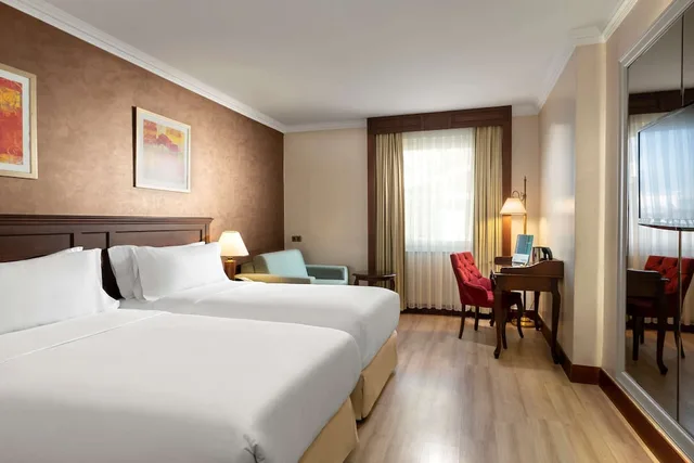 غرفة سوبيريور بسرير كينج بشرفة، Occidental Taksim Hotel 3/5