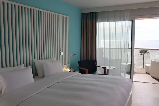 غرفة بريميوم بسرير كينج بإطلالة على البحر بشرفة، Radisson Blu Resort Spa Ajac 2/10