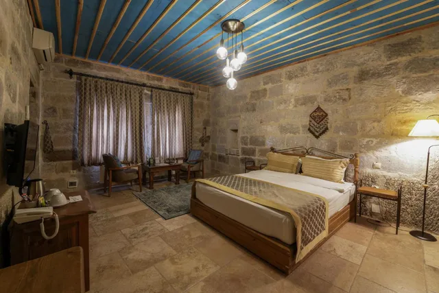 جناح جونيور، Tekkaya Cave Hotel 1/10