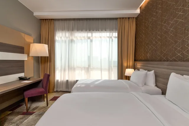 غرفة كلاسيكية بسريرين منفصلين مع أريكة، Mercure Makkah Aziziah 1/10