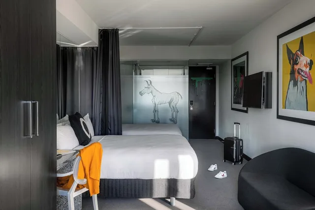 جناح استوديو بسرير كوين، The Cullen Melbourne - Art Series 1/4