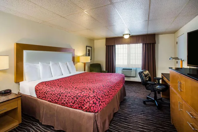غرفة بسرير كينج بحوض استحمام لذوي الإعاقة، Days Inn By Wyndham Yakima 1/5