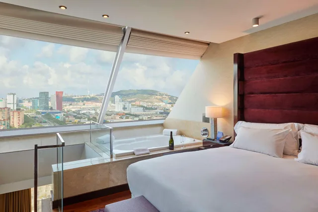 جناح ديلوكس بانورامي بإطلالة، Hyatt Regency Barcelona Tower 1/2