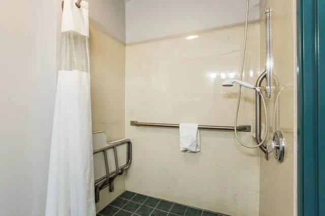 Room, King Bed, Accessible, Quality Inn Clare 3/3