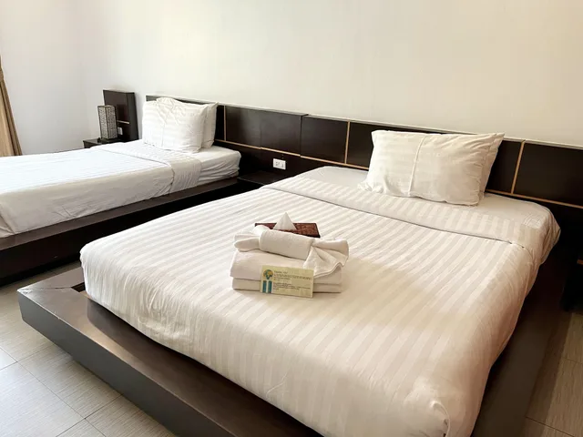 غرفة غراند ديلوكس بسرير كوين وسرير فردي بشرفة، Hotel La Villa Khon Kaen 1/4