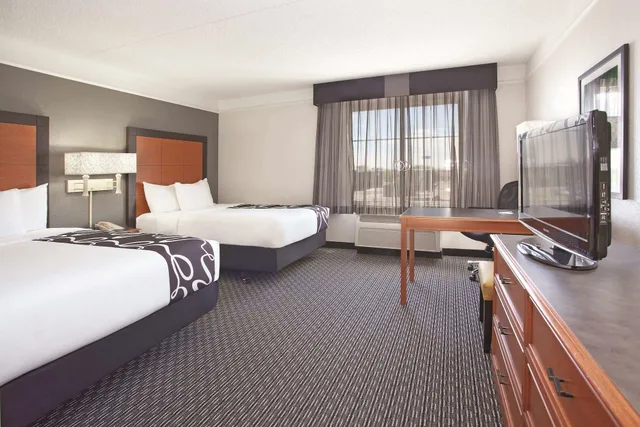 غرفة بسريرين مزدوجين لذوي الإعاقة، La Quinta Inn Suites Pueblo 3/6