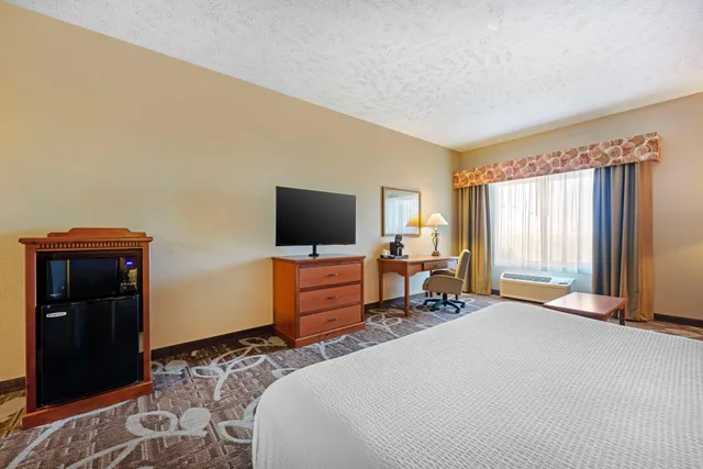 غرفة بسرير كينج لذوي الإعاقة، Best Western Plus Mid Nebraska Inn & Suites 6/9