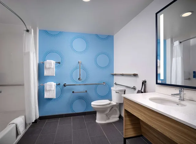 غرفة بسرير كينج بحوض استحمام لذوي الإعاقة، Tru By Hilton Indianapolis Downtown In 4/4