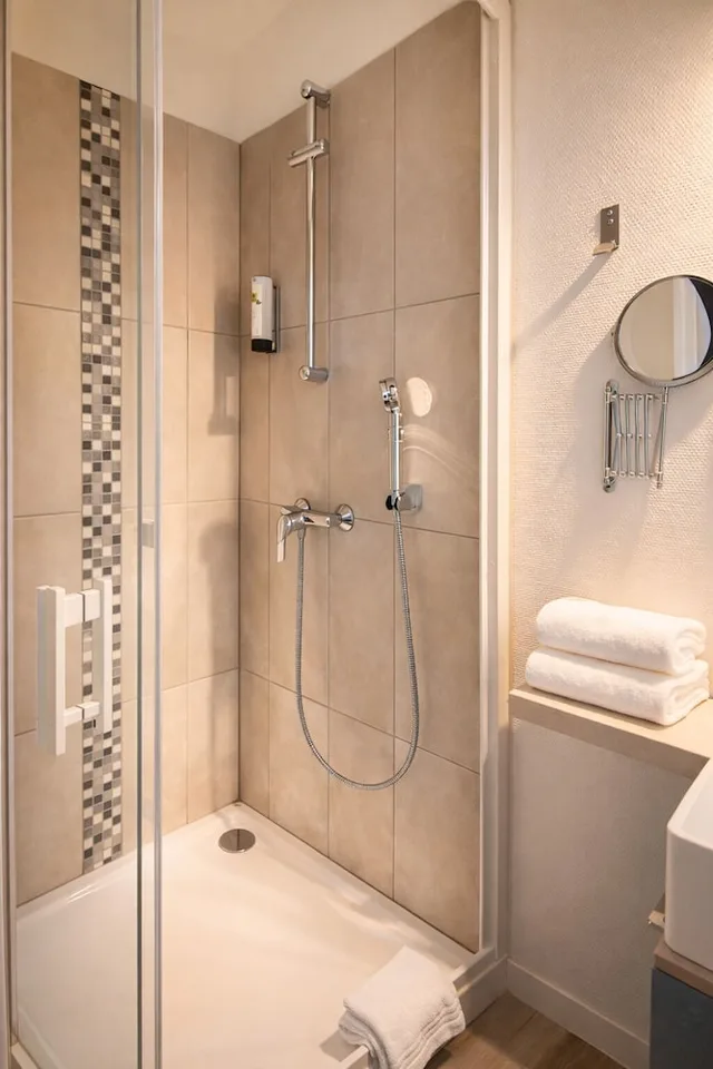 جناح كومفورت بسرير كوين بغرفة نوم واحدة بحمام خاص مع أريكة، Logis Hotel Le Majestic 4/5
