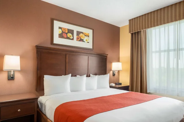 غرفة بسرير كينج، Comfort Inn & Suites Cuyahoga Falls - Akron 2/3