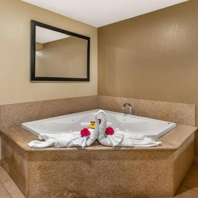جناح بسرير كوين بجاكوزي، Best Western Plus Wine Country Inn & Suites 7/10
