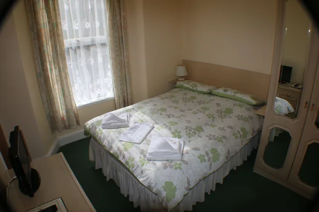 Room, Double Bed, Small, The Glendeveor 3/5