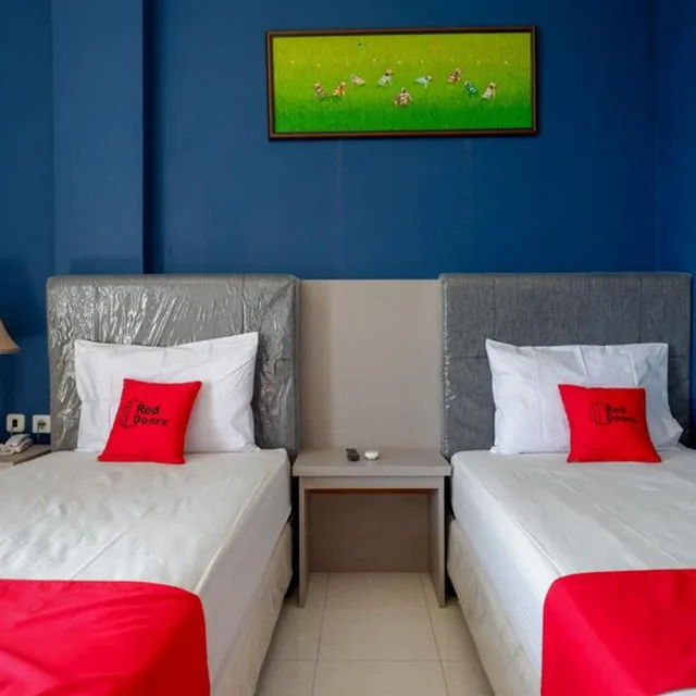 غرفة ديلوكس بسريرين منفصلين، RedDoorz Plus Syariah @ Hotel Boulevard Luwuk 7/10