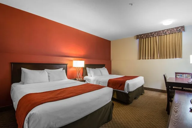 Basement, 2 Queen Beds, Comfort Inn & Suites Calgary Airport - South 1/7