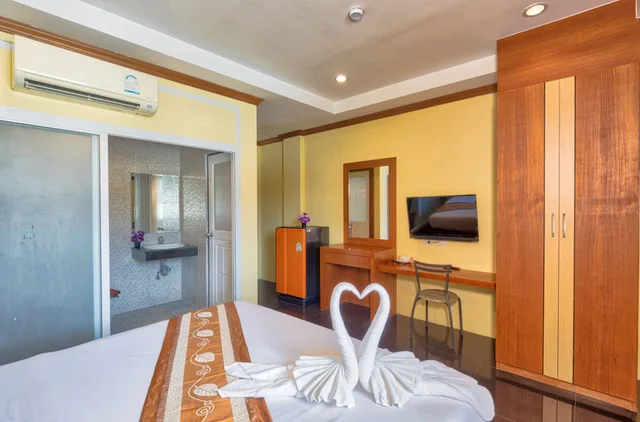 غرفة بسرير كينج بشرفة، TJ Patong Hotel (SHA Plus+) 2/4