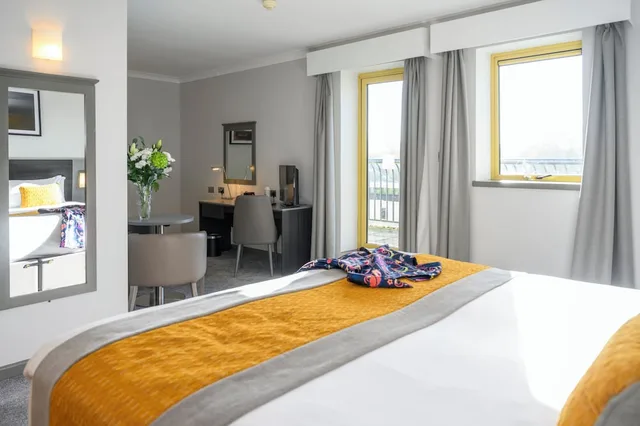 غرفة بسرير مزدوج وسرير فردي بشرفة، Newtown Park Hotel 2/4
