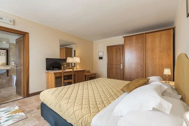 غرفة كلاسيكية ثلاثية بسرير مزدوج وسرير فردي، Relais La Fattoria 1/5