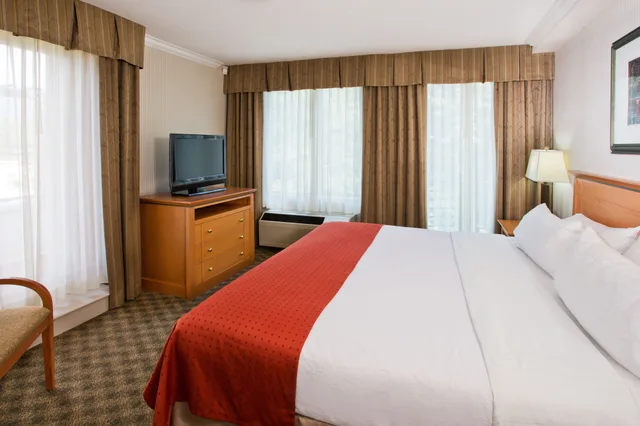 جناح بسرير كينج، DoubleTree by Hilton North Vancouver 2/4