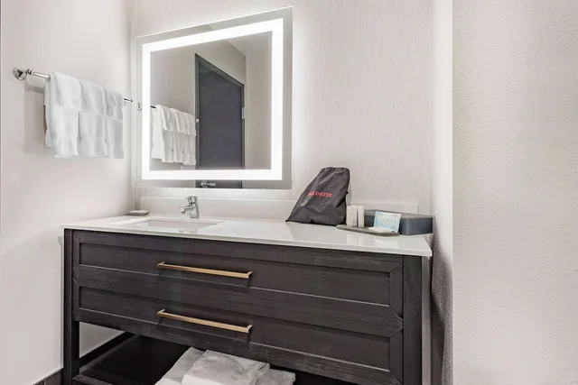 غرفة بسرير كينج، LaQuinta Suites by Wyndham South Bend Notre Dame Area 5/5
