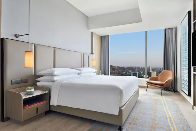 1 Bedroom, Luxury, Suite, King Bed, Skyline View, Balcony, Club Lounge Access, Large، Le Meridien Navi Mumbai 4/8