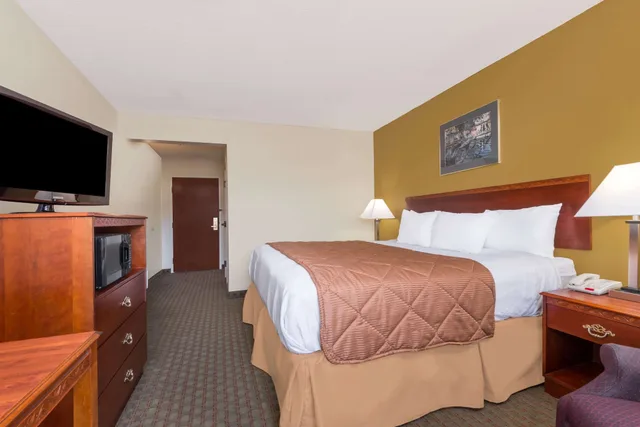 غرفة قياسية بسرير كينج، Days Inn by Wyndham Norton 1/4