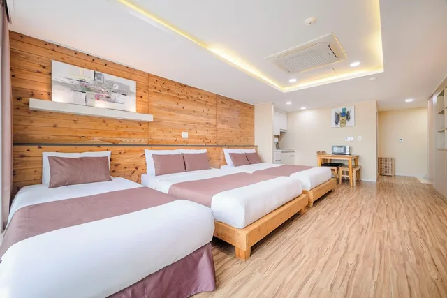 Royal, Triple, 1 Single and 2 Double Beds, Partial Ocean View, Balcony، Jeju M Resort 3/5