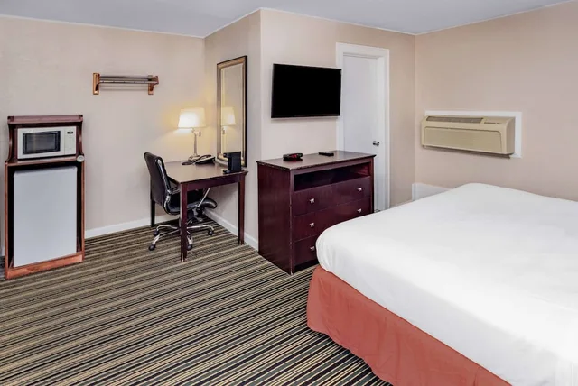 غرفة قياسية بسرير كينج، Travelodge by Wyndham Great Barrington Berkshires 5/10