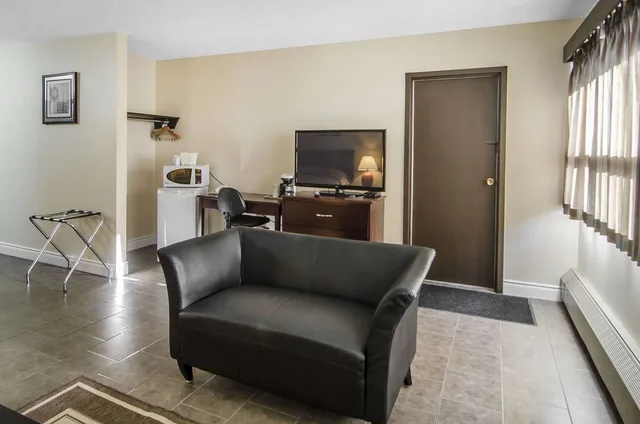 جناح بسرير كوين، Econo Lodge Lloydminster 2/4
