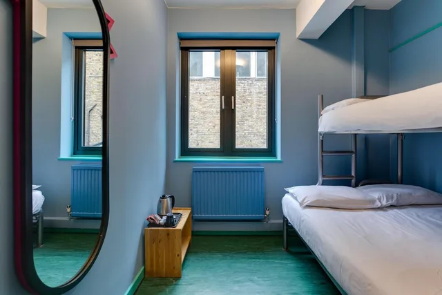 غرفة بسريرين منفصلين وأسرّة بطابقين بحمام مشترك، Clink 261 Hostel - Adults Only 2/2