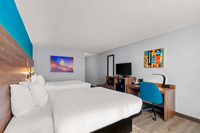 غرفة بسريرين مزدوجين في طابق مرتفع، Clarion Inn Falls Church-Arlington 3/8