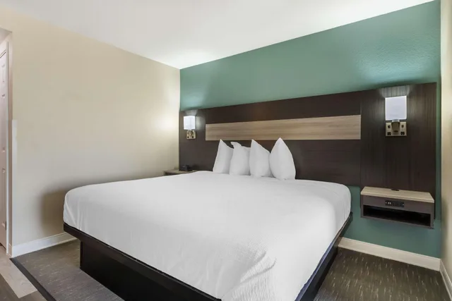 جناح بسرير كينج، Best Western Prime Inn & Suites 1/2