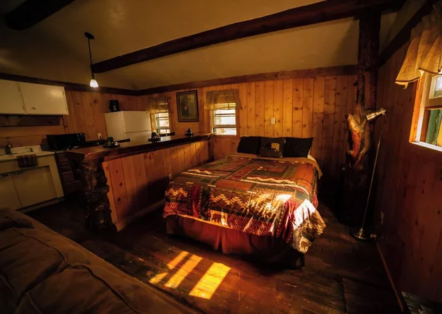 Hideaway, Cabin, Queen Bed، Chinook Winds Motel 1/2