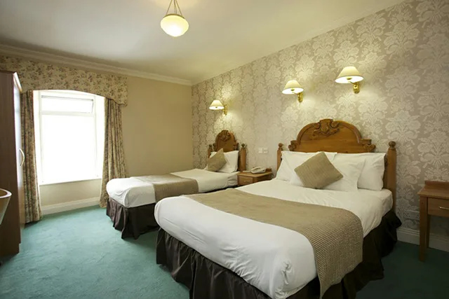 غرفة عائلية، The Western Hotel 1/2