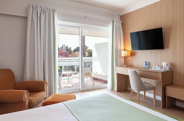 غرفة كلاسيكية بسريرين منفصلين بإطلالة على المسبح، Hotel Jerez AQ35 8/10