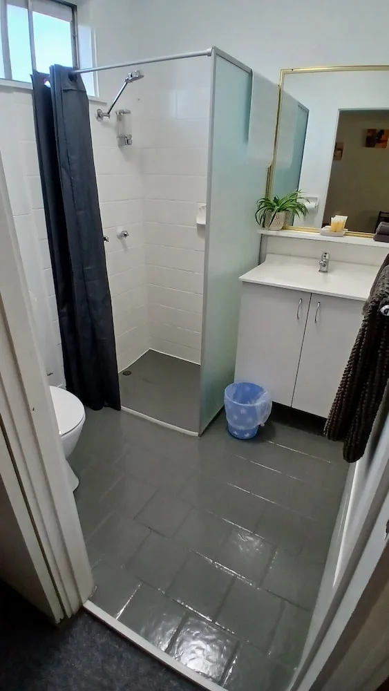 غرفة قياسية بسرير كوين وسرير فردي، KAPUTAR MOTEL - NARRABRI 7/7