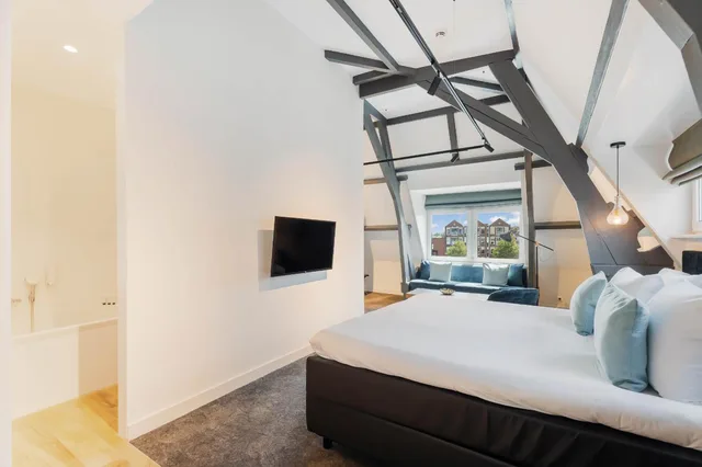 جناح، Hotel Maassluis 2/10