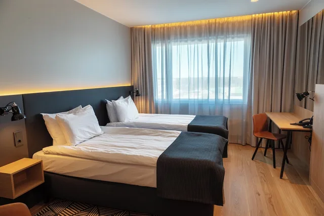 غرفة قياسية بسريرين منفصلين في الطابق العلوي، Holiday Inn Helsinki Expo Ex Holiday Inn Helsinki Exhibition Convention Centre 2/8