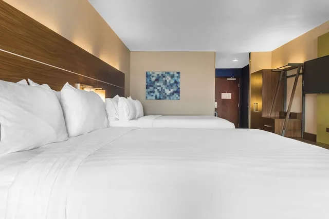 غرفة قياسية بسريرين كوين، Holiday Inn Express Suites Clarion 3/3