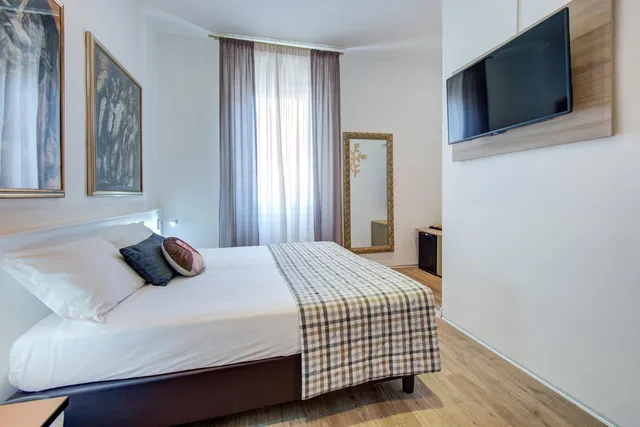Room, Double Bed, Hotel Bernina 3/10