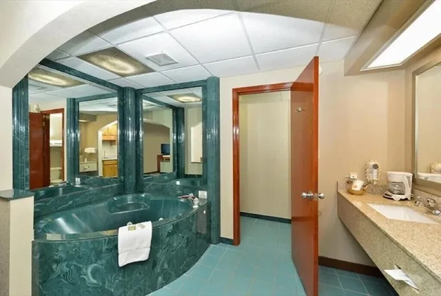 غرفة فاخرة بسرير كينج بحوض جاكوزي، Super 8 By Wyndham Clarksville Northeast 4/5