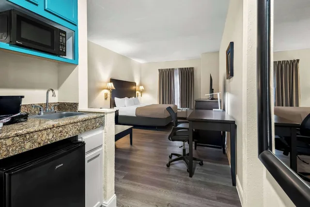 غرفة قياسية مع أريكة، Quality Inn & Suites Lafayette 6/6