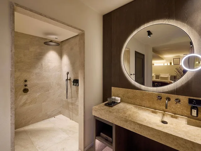 غرفة سوبيريور بسرير كينج، L'Isle de Leos Hotel & Spa - MGallery Collection 7/7