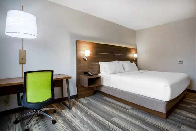 غرفة قياسية بسرير كينج، Holiday Inn Express Hotel And Suites Fort Wayne 1/1