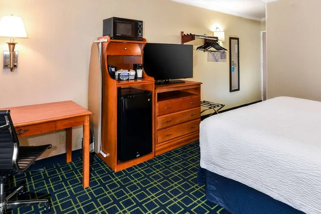 غرفة بسرير كينج، SureStay Hotel by Best Western Ontario Airport 2/3