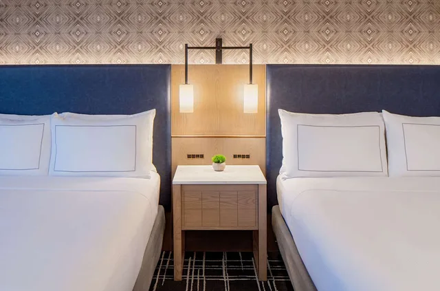 جناح بسريرين كوين بغرفة نوم واحدة مع أريكة، DoubleTree Suites by Hilton Hotel Salt Lake City Downtown 2/6