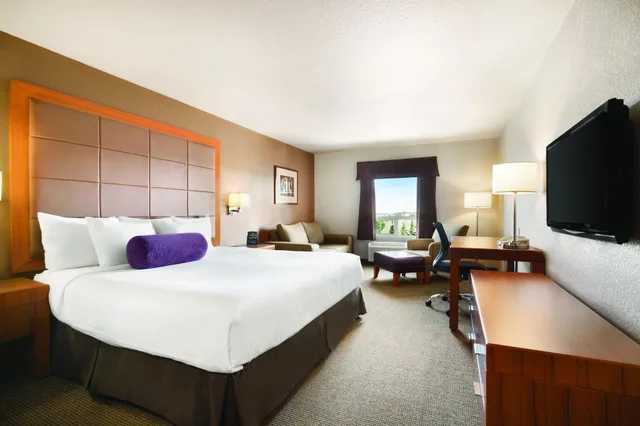 غرفة بسرير كينج مع أريكة، Days Inn Red Deer 2/6