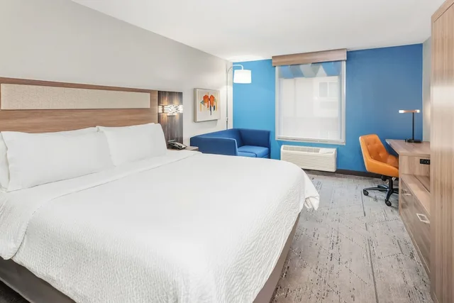 غرفة قياسية بسرير كينج مع أريكة، Holiday Inn Express & Suites Bloomington - Normal, an IHG Hotel 1/4